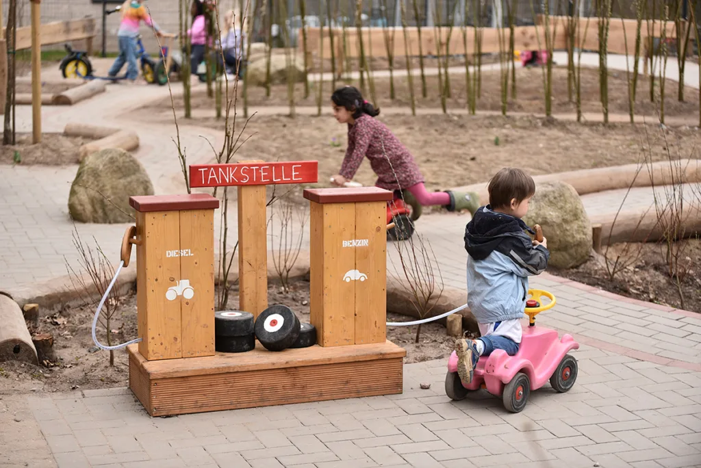 Fahrstrecke auf dem Spielplatz der Kinderkreisel-Kita für Roller und Bobbycars im Außenbereich.
